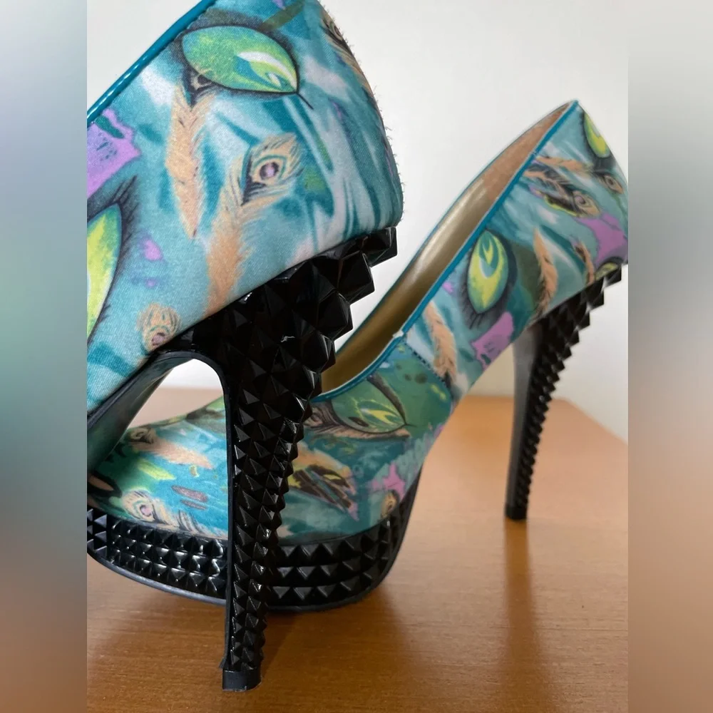 Beautiful peacock feathers Wild Rose heels, size 8 - Picture 4 of 5